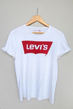 Tshirt Levis XS : http://www.levi.com/FR/fr_FR/mens-clothing-t-shirts-polos/p/177830140
