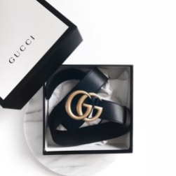 Ceinture - Gucci : https://www.gucci.com/fr/fr/pr/women/womens-accessories/womens-belts/womens-skinny/leather-belt-with-double-g-buckle-p-409417AP00T1000?position=16&listName=ProductGridComponent&categoryPath=Women/Womens-Accessories/Womens-Belts